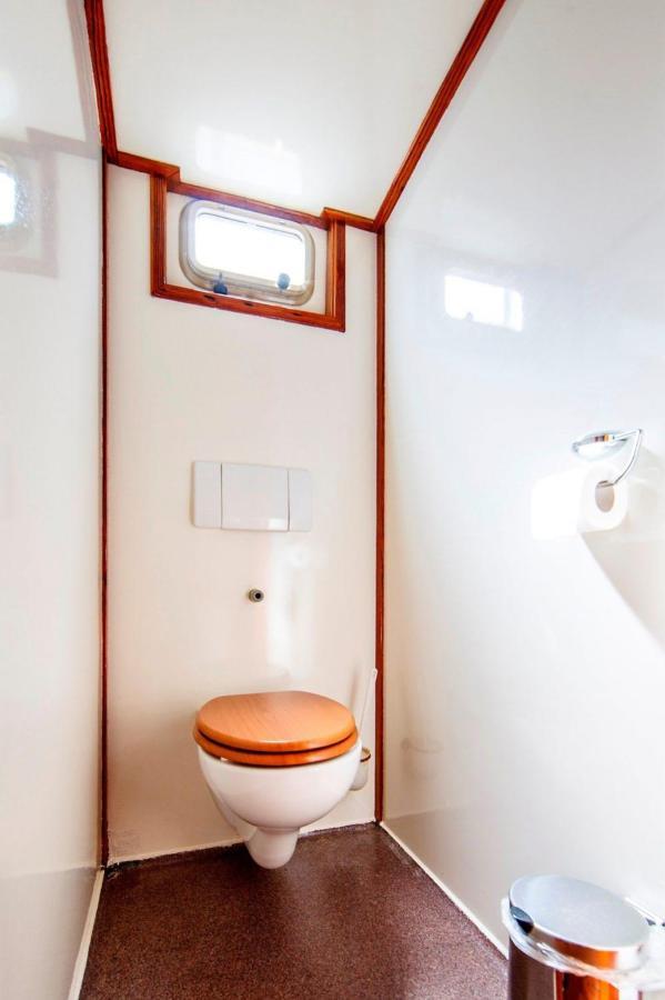 Hostel Tjalkjacht Pelikaan Enkhuizen Zewnętrze zdjęcie